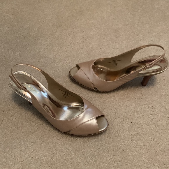 Liz Claiborne Jacqueline stacked heal. - Picture 4 of 5